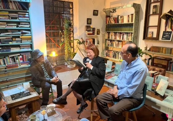 María Cristina Asqueta leyendo su obra Transhumantes