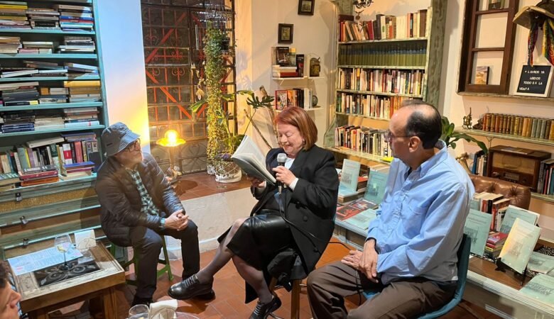 María Cristina Asqueta leyendo su obra Transhumantes