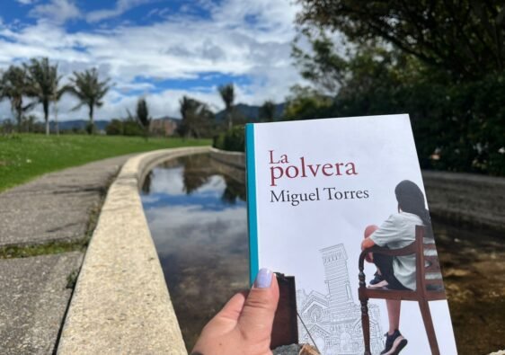 Portada del libro La polvera de Miguel Torres en la Biblioteca Pública Virgilio Barco