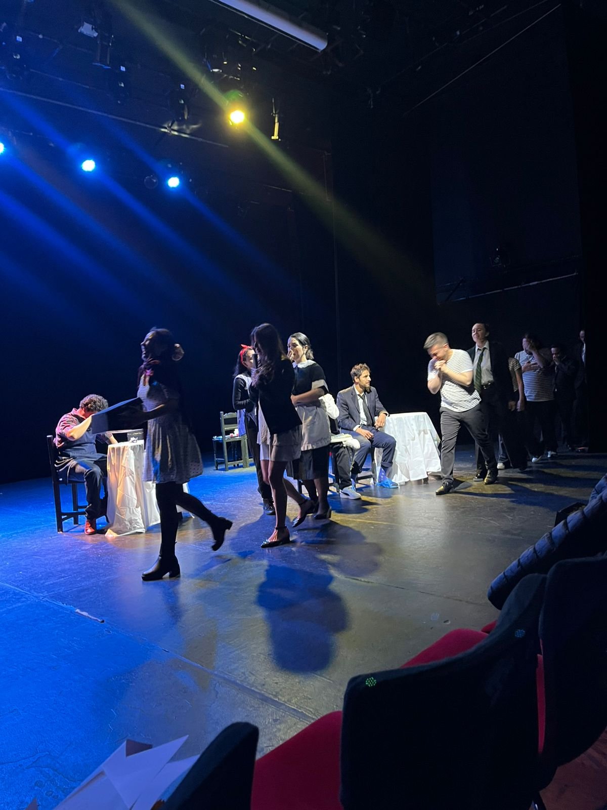 Obra El rinoceronte por actores y actrices aficionadas del Teatro Nacional de Bogotá