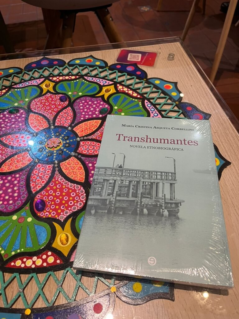 Portada libro Transhumantes sobre una mesa de Mándala de colores