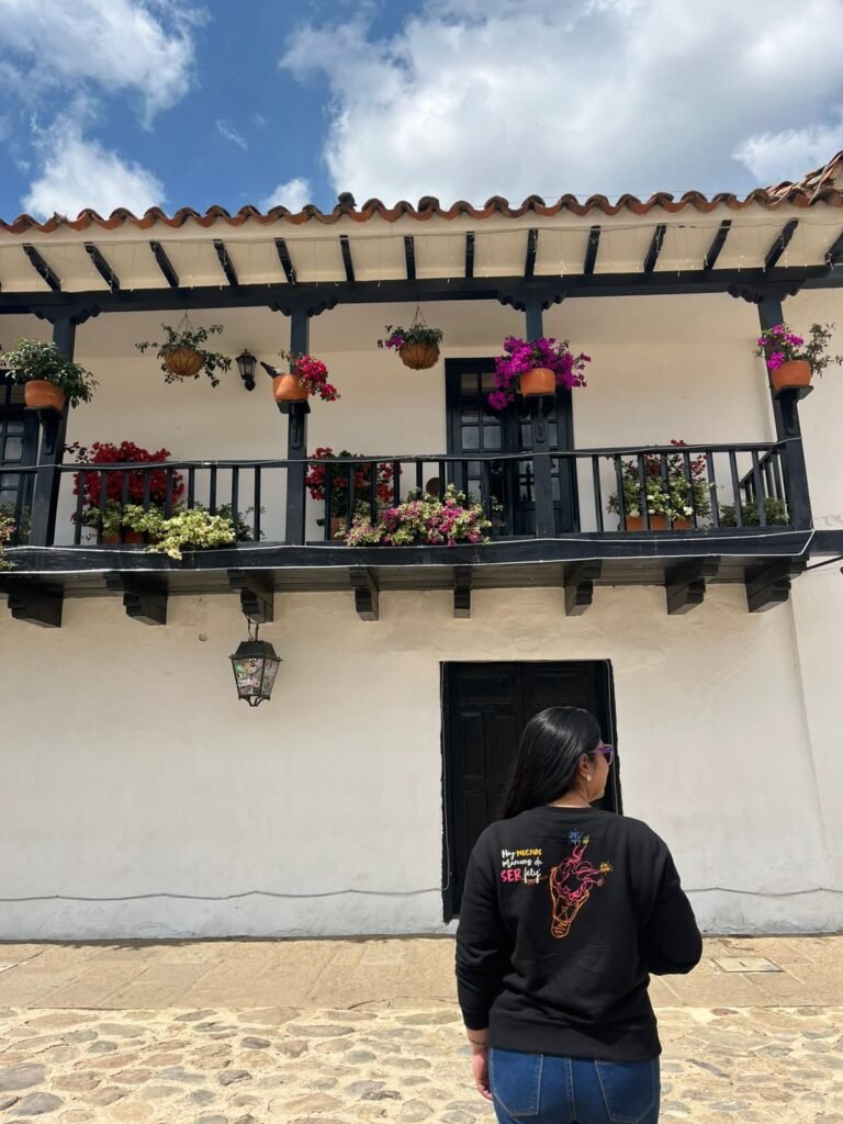 Foto tomada por Camila Forero. Diana Socha de espalda mirando un balcón en Villa de Leyva