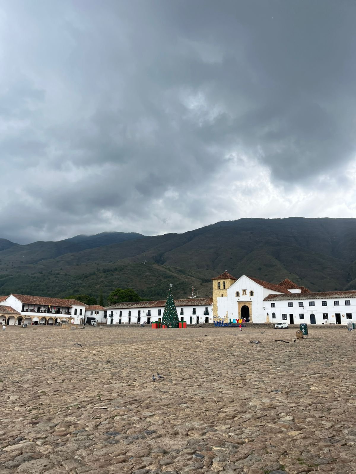 Plaza principal de Villa de Leyva, montaña, iglesia y decoración navideña