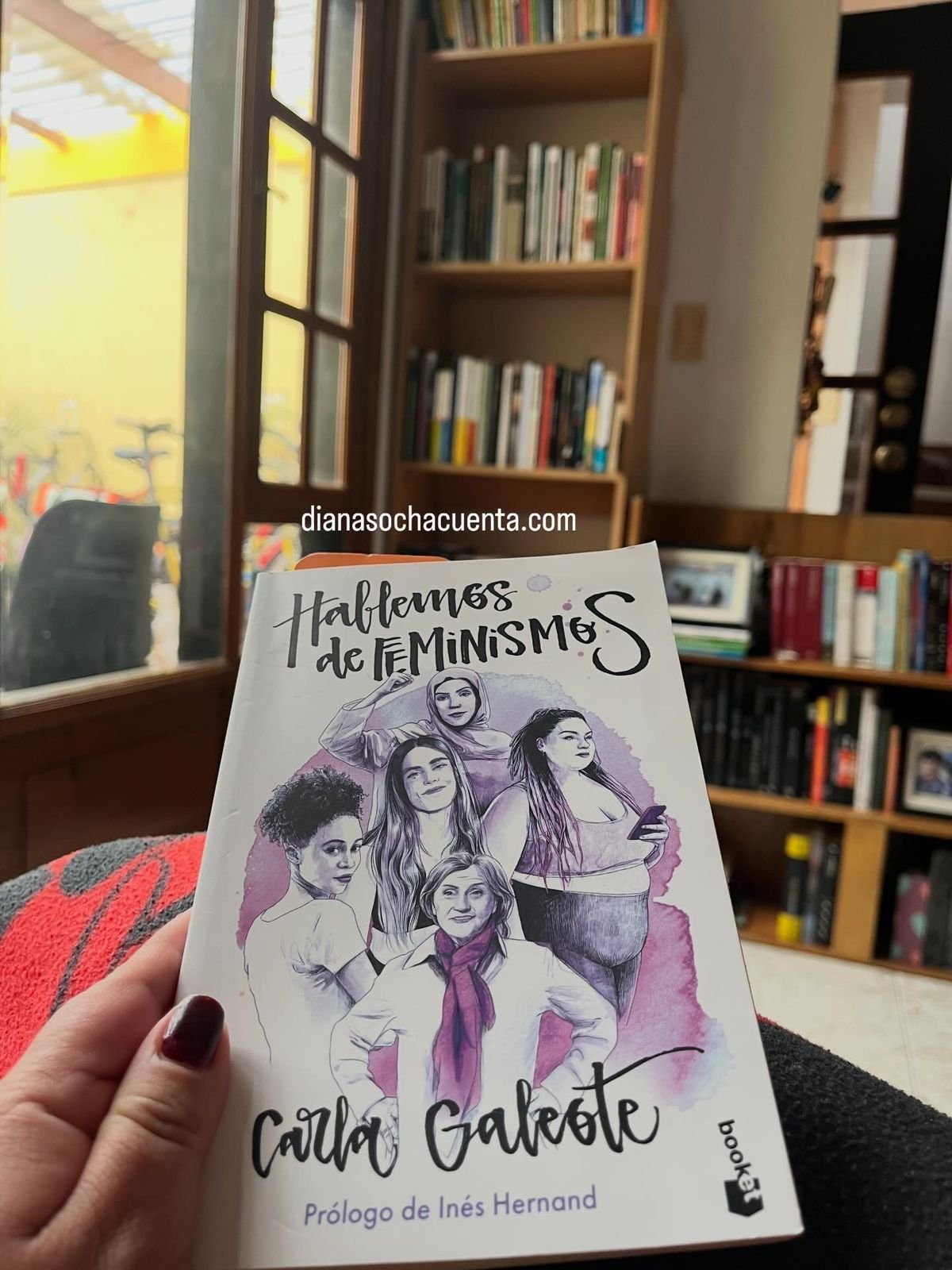 Portada del último libro leído en el 2025. Hablemos de feminismos de Carla Galeote. Al fondo mi pequeña biblioteca.