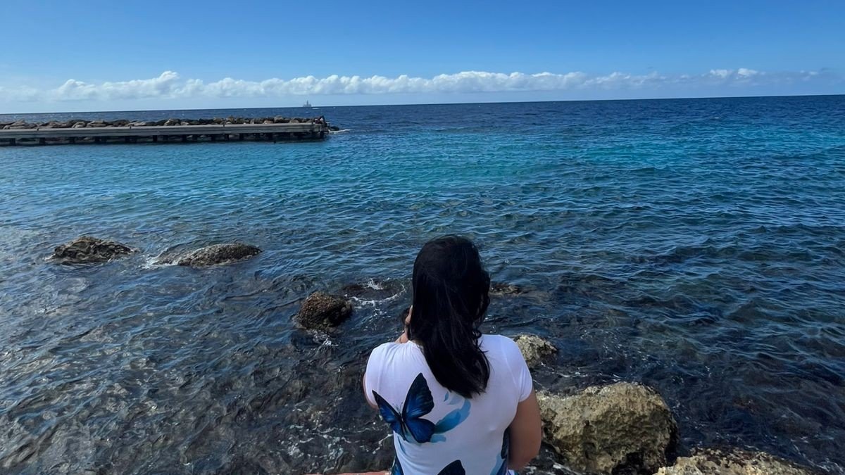 Diana mirando el mar de Curazao
