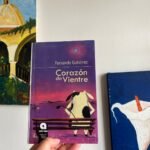 Portada libro Corazón de Vientre de Fernando Gutiérrez. Una vaca mirando el cielo color violeta