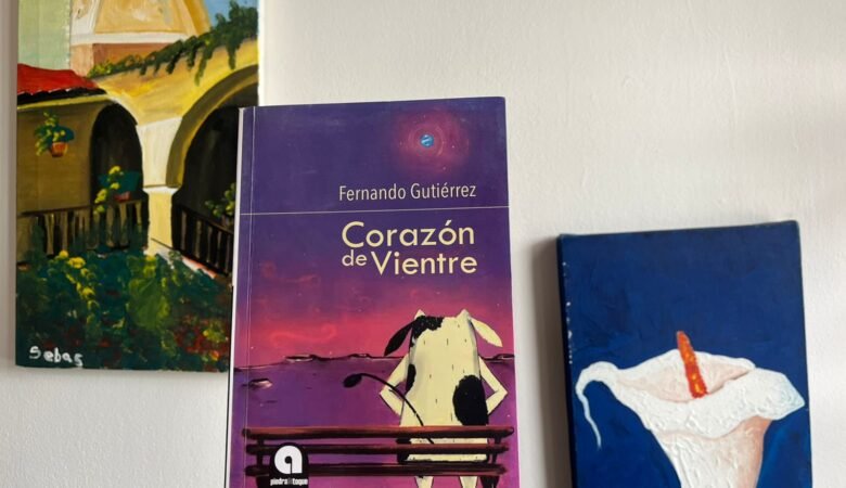 Portada libro Corazón de Vientre de Fernando Gutiérrez. Una vaca mirando el cielo color violeta