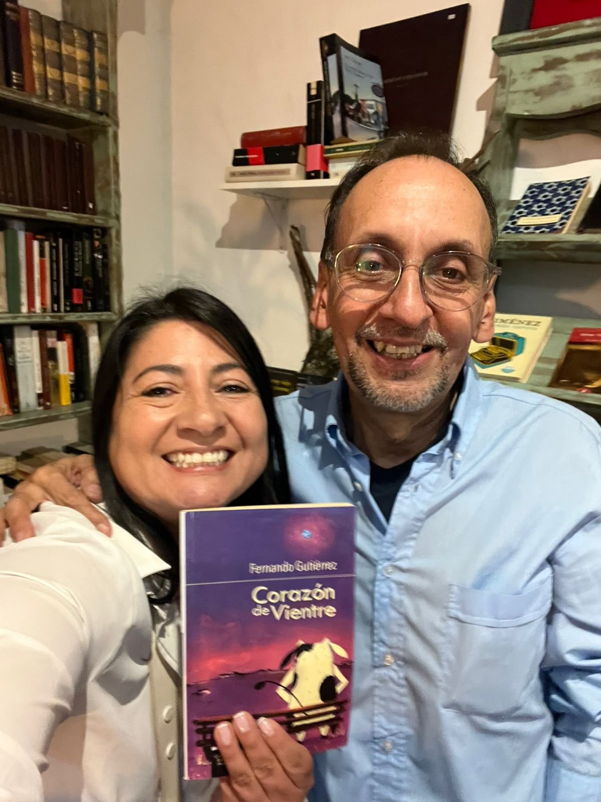 Libro Corazón de vientre, con el autor, Fernando Gutiérrez en una librería de Bogotá