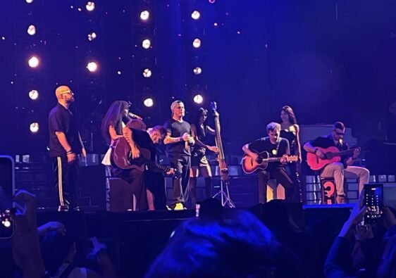 Concierto en Bogotá de Alejandro Sánz 2026. Alejandro en tarima con su equipo de músicos.