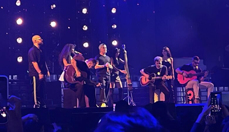 Concierto en Bogotá de Alejandro Sánz 2026. Alejandro en tarima con su equipo de músicos.