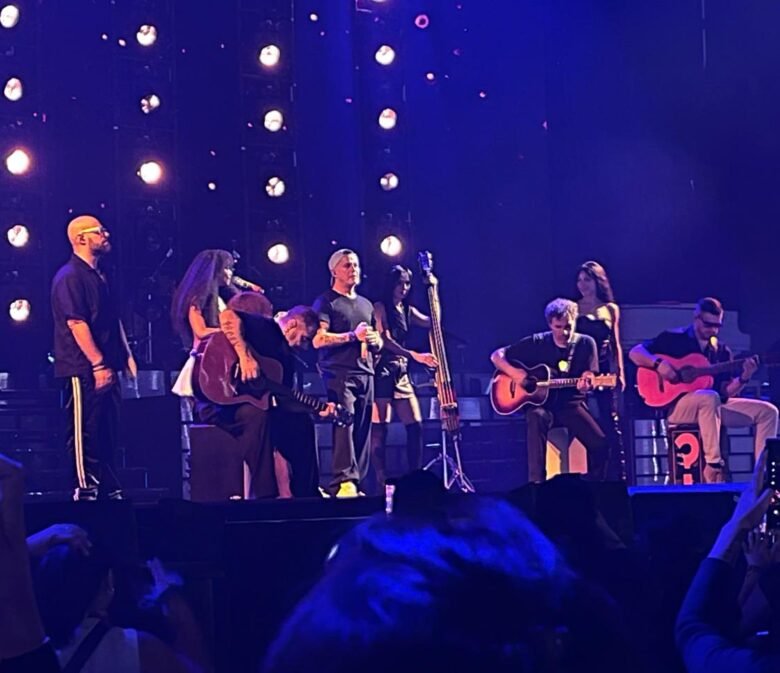 Concierto en Bogotá de Alejandro Sánz 2026. Alejandro en tarima con su equipo de músicos.