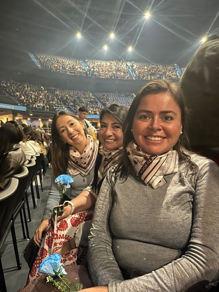 Amigas en el Movistar Arena, esperando que comience el concierto de Alejandro Sanz