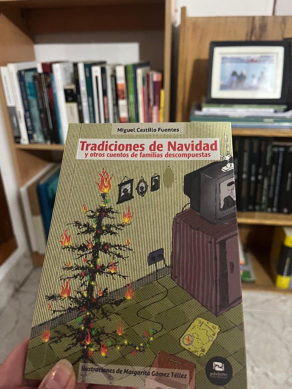Portada libro tradiciones de navidad, al fondo una biblioteca