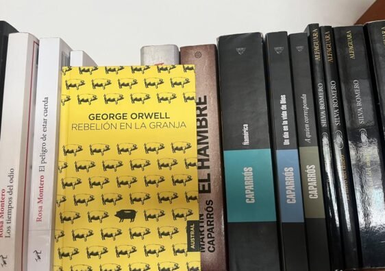 Portada del libro Rebelión de la granja, detrás otros libros