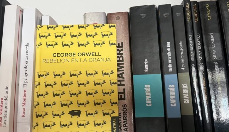 Portada del libro Rebelión de la granja, detrás otros libros