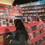 Feria del libro 2024. Diana mirando libros.