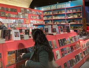 Feria del libro 2024. Diana mirando libros.
