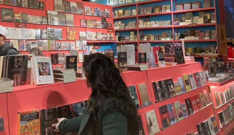 Feria del libro 2024. Diana mirando libros.