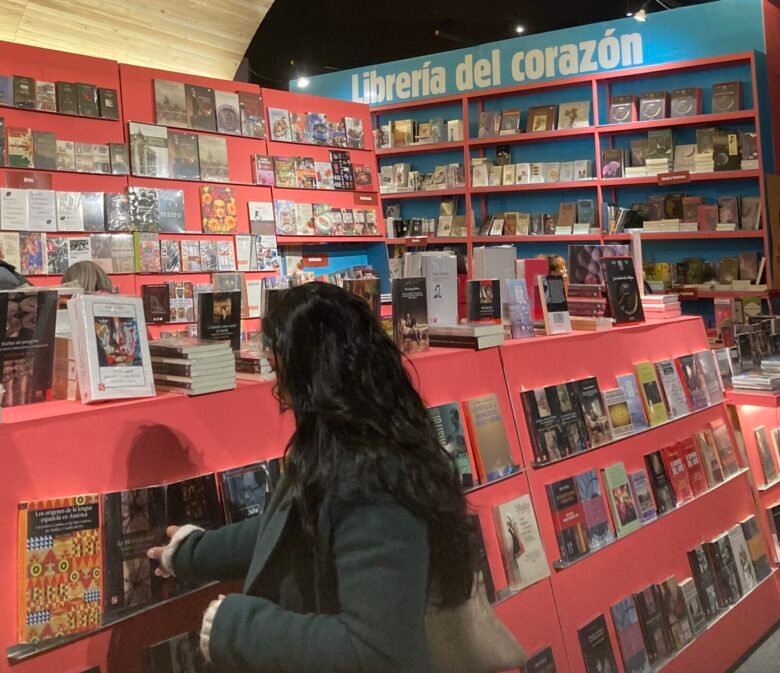 Feria del libro 2024. Diana mirando libros.
