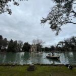 Lago en Villa Borghese Roma 2026. Árboles, lago, bote con personas en el lago disfrutando de una tarde fría y agradable.