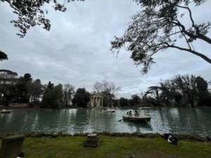 Lago en Villa Borghese Roma 2026. Árboles, lago, bote con personas en el lago disfrutando de una tarde fría y agradable.