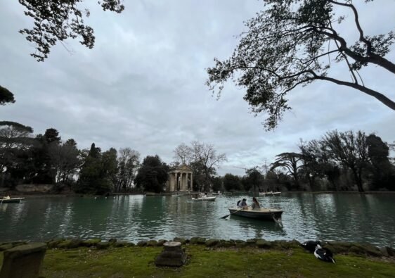Lago en Villa Borghese Roma 2026. Árboles, lago, bote con personas en el lago disfrutando de una tarde fría y agradable.