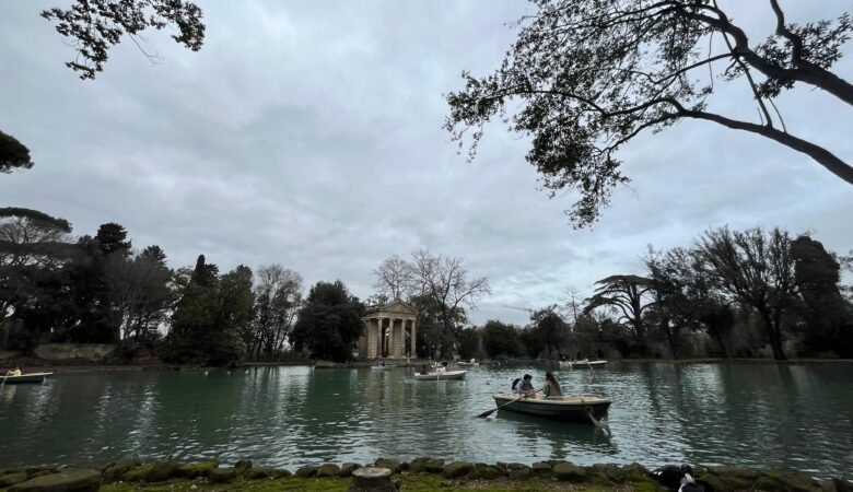 Lago en Villa Borghese Roma 2026. Árboles, lago, bote con personas en el lago disfrutando de una tarde fría y agradable.