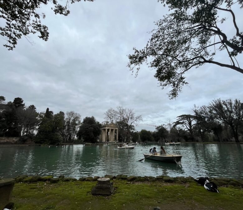 Lago en Villa Borghese Roma 2026. Árboles, lago, bote con personas en el lago disfrutando de una tarde fría y agradable.