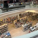 Librería desde un segundo piso se ven los libros organizados