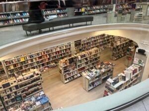 Librería desde un segundo piso se ven los libros organizados