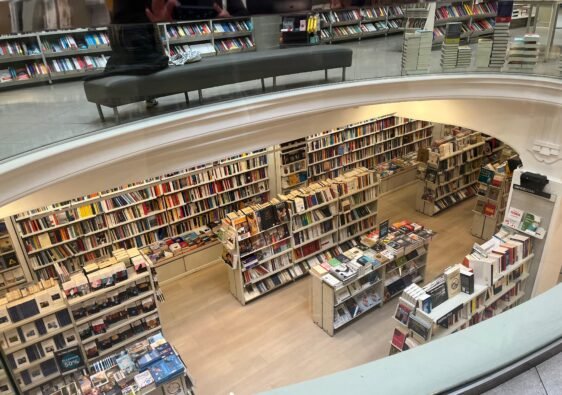Librería desde un segundo piso se ven los libros organizados