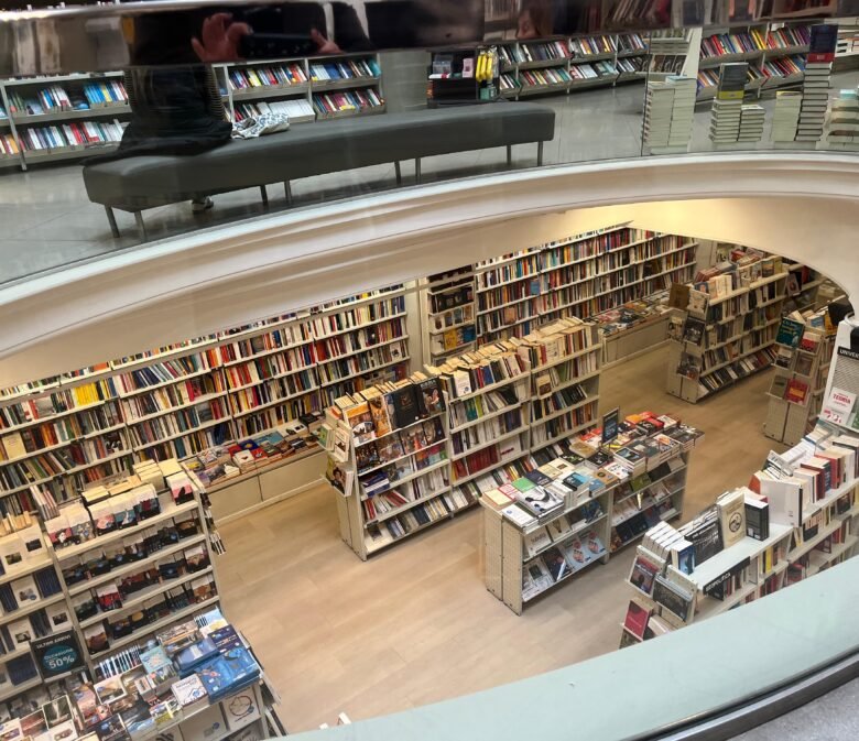 Librería desde un segundo piso se ven los libros organizados