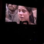 Se ve la última escena de la película Hamnet. La madre viendo la obra de teatro creada por su esposo William