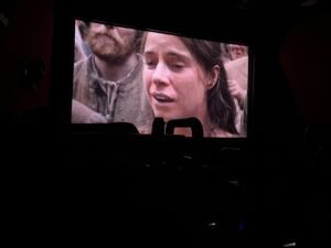 Se ve la última escena de la película Hamnet. La madre viendo la obra de teatro creada por su esposo William