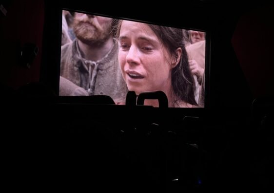 Se ve la última escena de la película Hamnet. La madre viendo la obra de teatro creada por su esposo William