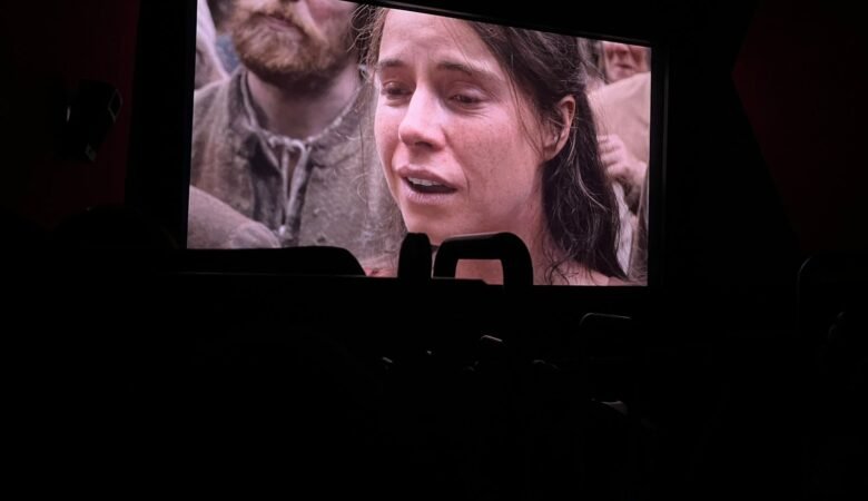 Se ve la última escena de la película Hamnet. La madre viendo la obra de teatro creada por su esposo William
