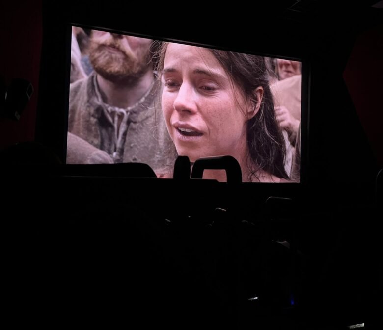 Se ve la última escena de la película Hamnet. La madre viendo la obra de teatro creada por su esposo William