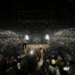 Luces del celular encendidas mientras cantaba Milo J en el Movistar Arena de Bogotá
