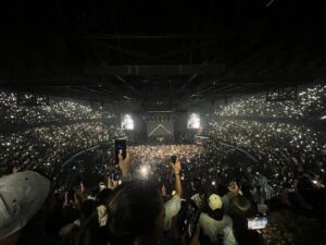 Luces del celular encendidas mientras cantaba Milo J en el Movistar Arena de Bogotá