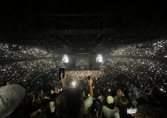 Luces del celular encendidas mientras cantaba Milo J en el Movistar Arena de Bogotá
