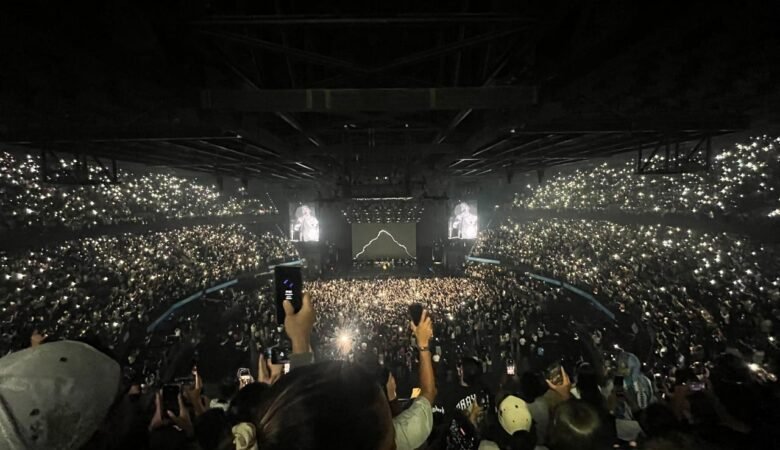 Luces del celular encendidas mientras cantaba Milo J en el Movistar Arena de Bogotá