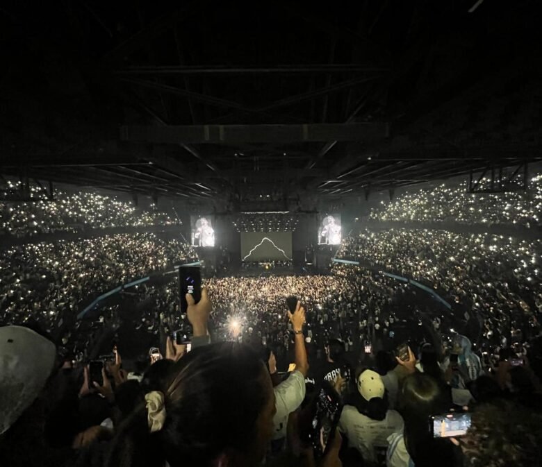Luces del celular encendidas mientras cantaba Milo J en el Movistar Arena de Bogotá