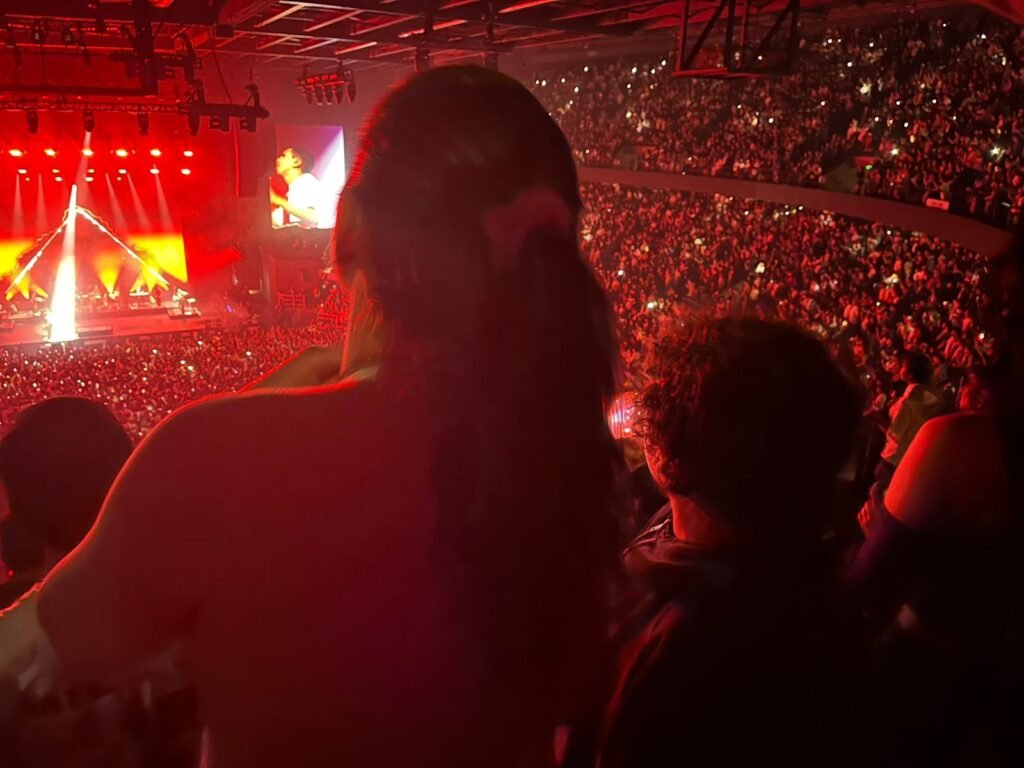 Una mamá acompaña a su hijo de más o menos doce años al concierto de Milo J y el niño se canta todas las canciones