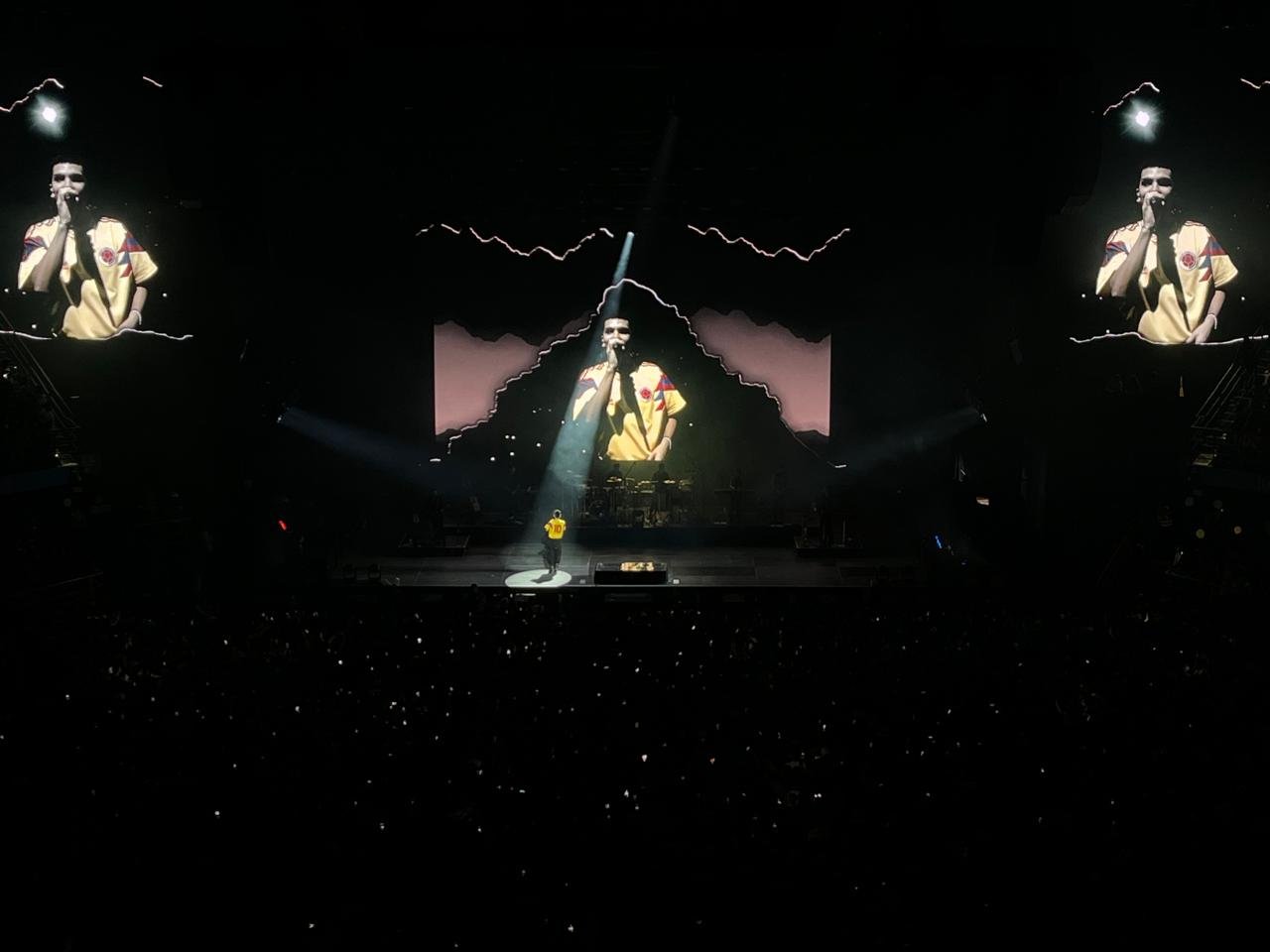 Milo J desde las tres pantallas del Movistar Arena, cantando con la camiseta de la selección Colombia