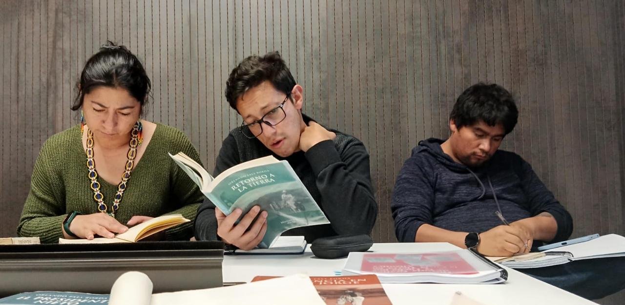 Diana, Juan y Damián revisando material de Orlando Fals Borda en las reuniones del miércoles