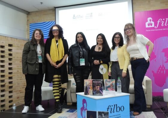 Escritoras en la FilBo 2026 M.P. Toro, Ángela Falla, Malena de Wind, Diana Socha, Ana María Ordóñez y Mafe Medrano Foto de Daniel
