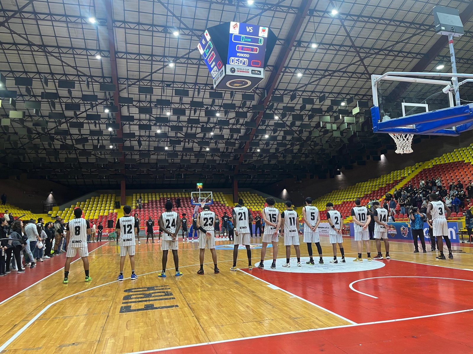 Equipos Piratas y Toros en línea para el protocolo de inicio del partido de baloncesto