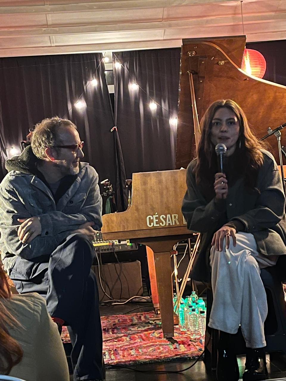 César López responde las preguntas de Paula sobre la idea de crear un álbum de solo piano