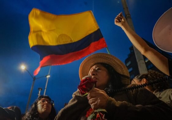 Bandera de Colombia y Aida Quilcué hablando con un micrófono. Foto tomada del Facebook de Aida.