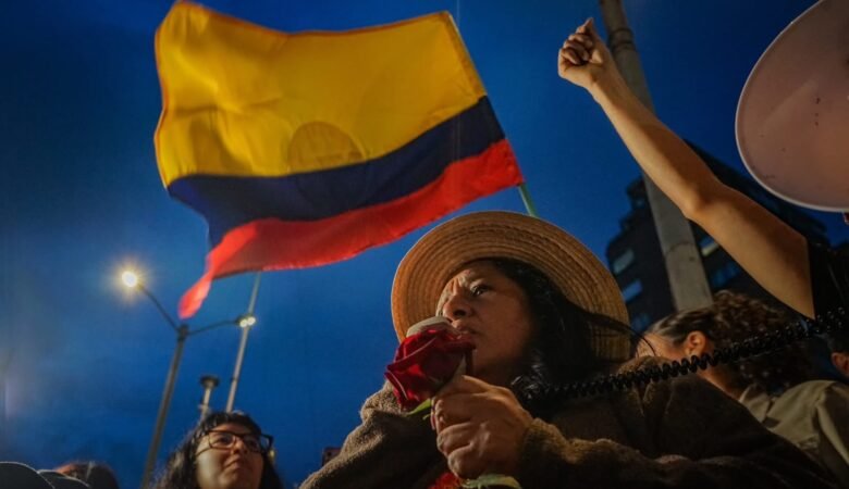 Bandera de Colombia y Aida Quilcué hablando con un micrófono. Foto tomada del Facebook de Aida.